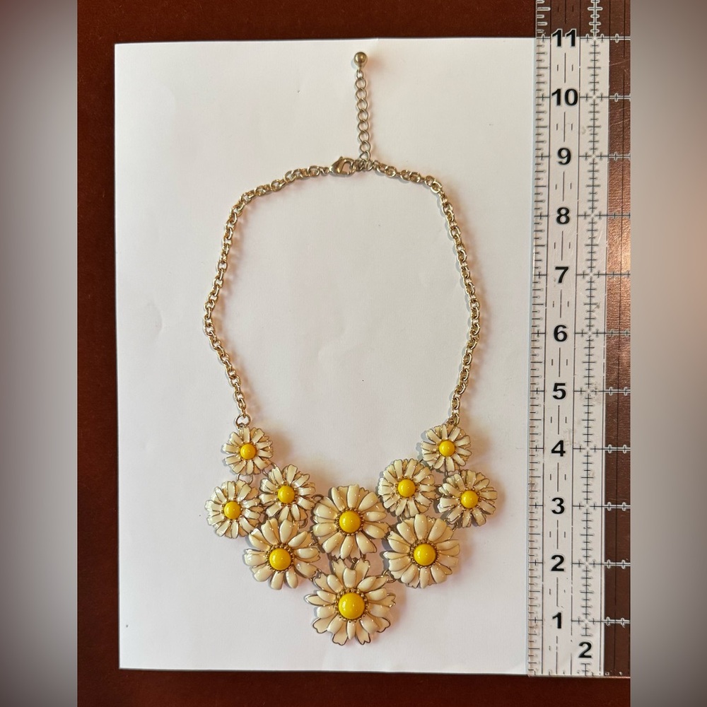 Daisy Flower Necklace in Yellow and Gold